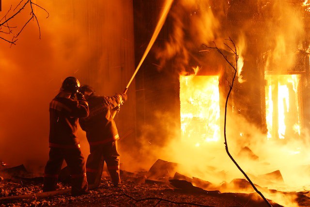 Установлено, что стало причиной пожара в деревне, унесшего жизни детей в Иркутской области