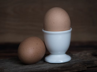 Яйца богаты белком, витамином В9, полиненасыщенными жирами, селеном, цинком, кальцием.