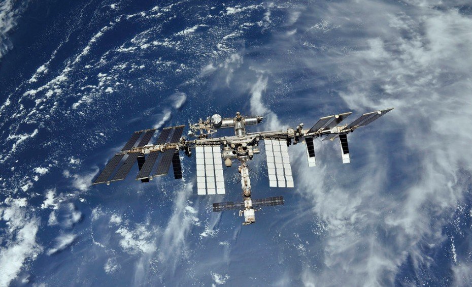 Космонавты Петелин и Прокопьев вышли в открытый космос