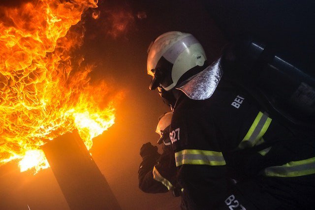 Пожарные потушили пожар на лесоторговой базе "Челябинсклес"