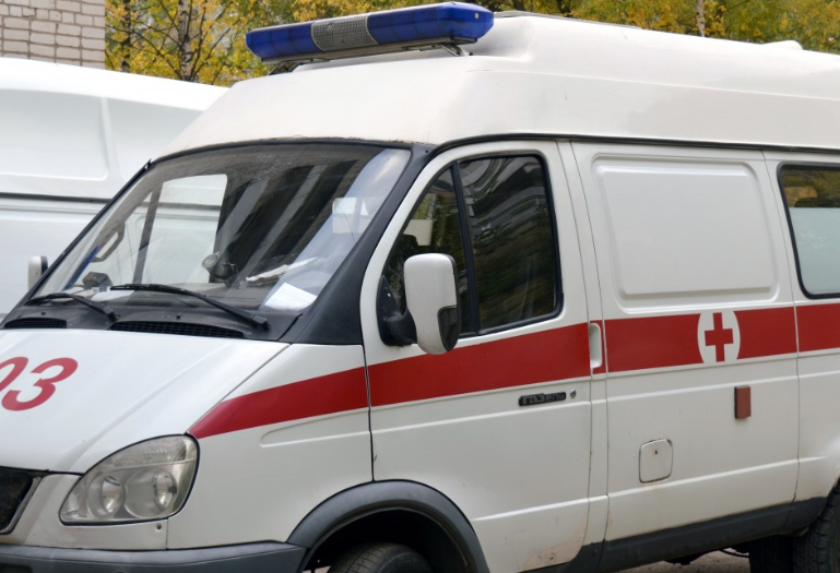 В Чувашии из-за сломанного моста мужчину везли к "скорой" на садовой тачке