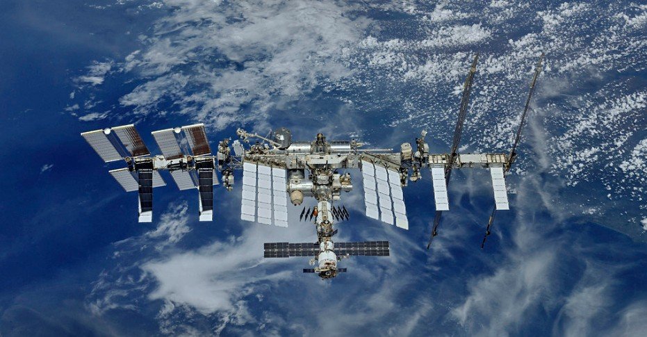 Космонавты Прокопьев и Петелин провели в космосе более 5 часов