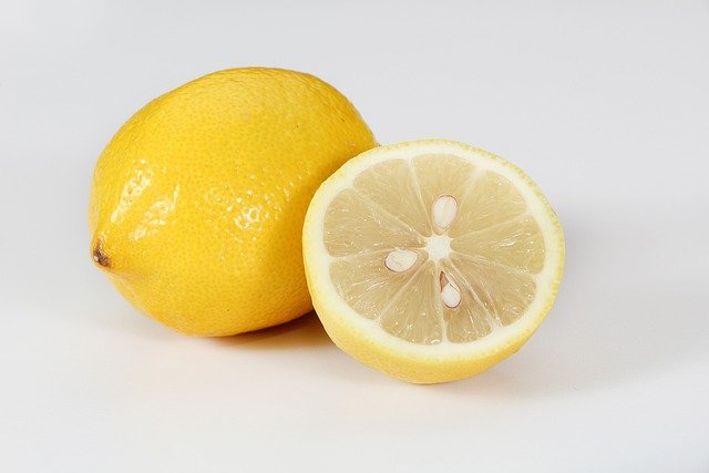 Рекордный лимон весом 728 грамм вырос в Ботаническом саду Воронежа