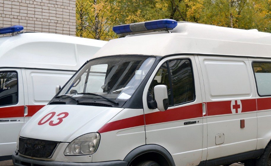 В Москве на Жулебинском бульваре осыпавшаяся штукатурка с дома упала на женщину