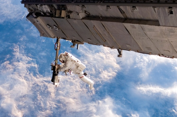 Российские космонавты переносят рабочее место в открытом космосе на МКС