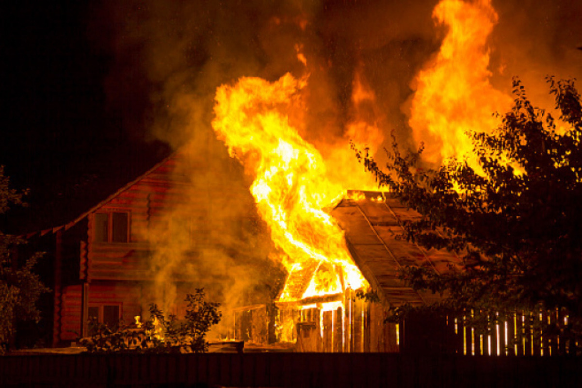 Трагедия в Омской области: три человека погибли при пожаре в частном доме