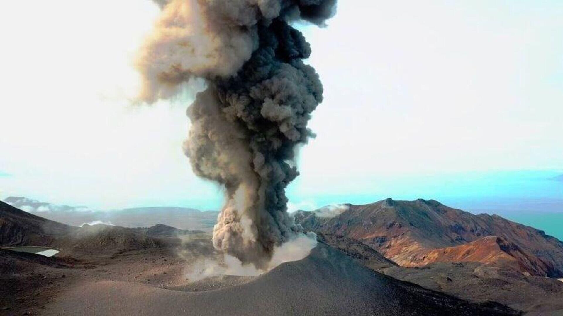 Выброс пепла высотой до 2,8 км произошел на вулкане Эбеко