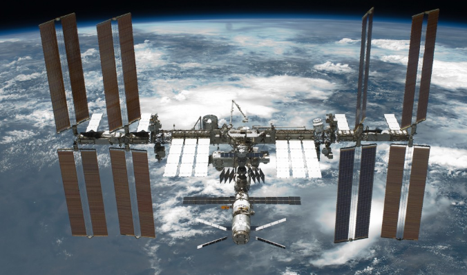 МКС скорректировала орбиту перед встречей международного экипажа