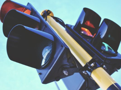 Новые светофоры предупреждают о возможном появлении автомобиля на пешеходном переходе