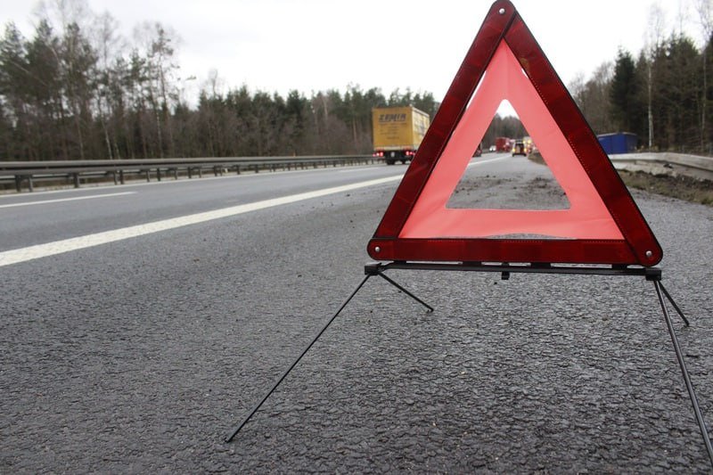 В Санкт-Петербурге водитель проигнорировал сигнал светофора и вызвал массовое ДТП