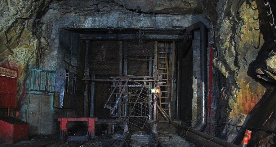 Прорыв горной массы может произойти в руднике с застрявшими шахтерами
