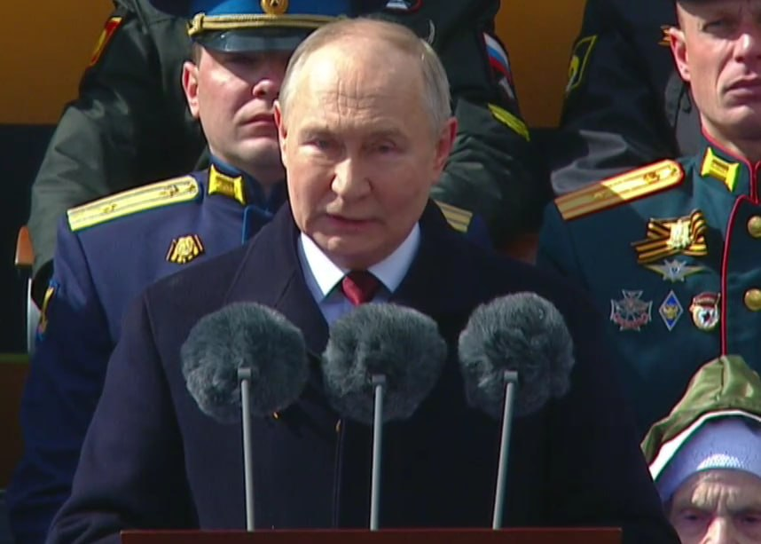 Владимир Путин поздравил Александра Лукашенко с Днем Победы