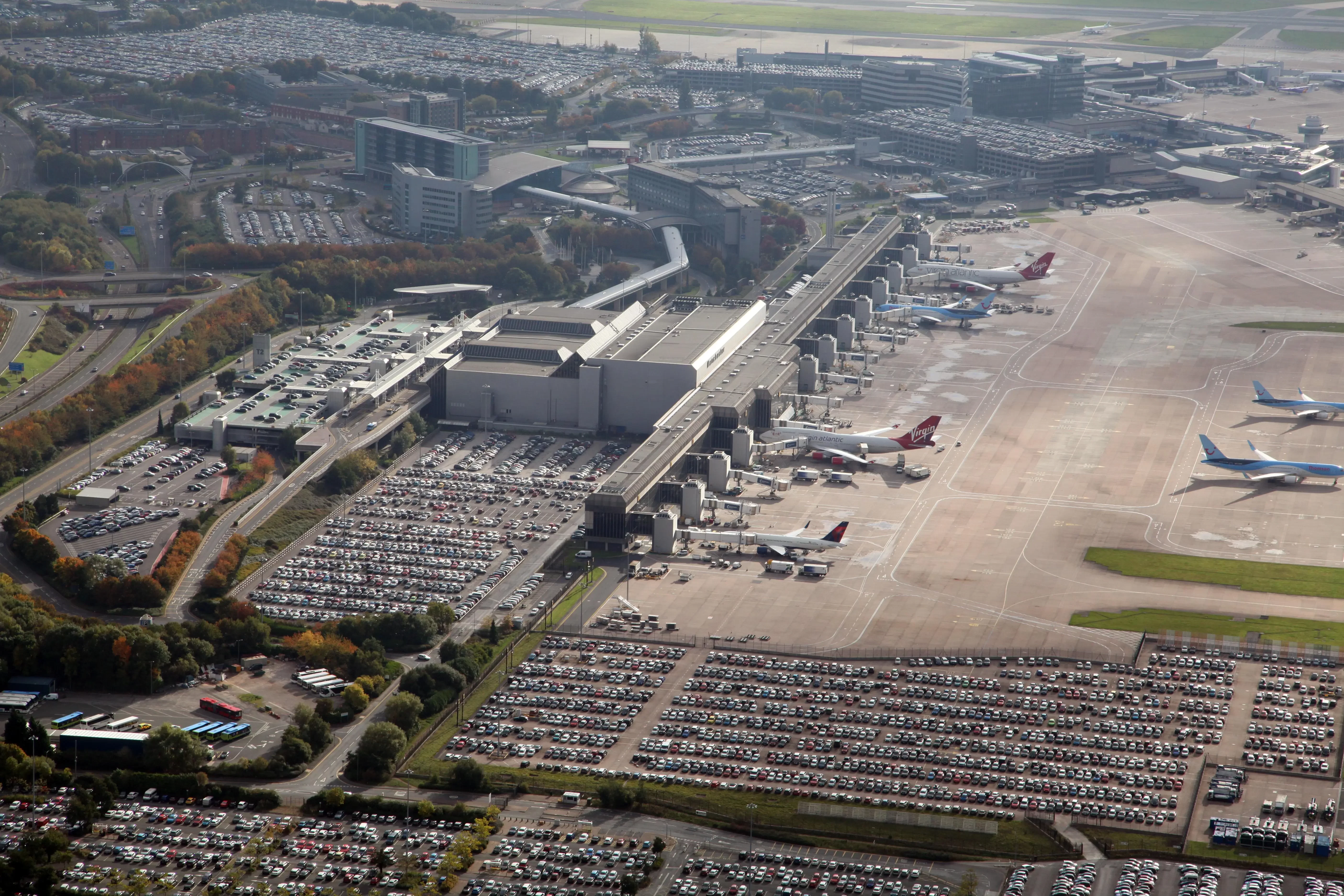 Аэропорт Манчестера отменил рейсы из 2 терминалов из-за перебоев с электричеством
