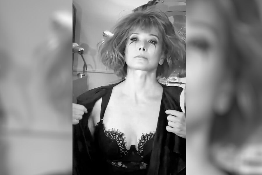 Актриса Юлия Высоцкая снялась в кружевном платье-бюстье