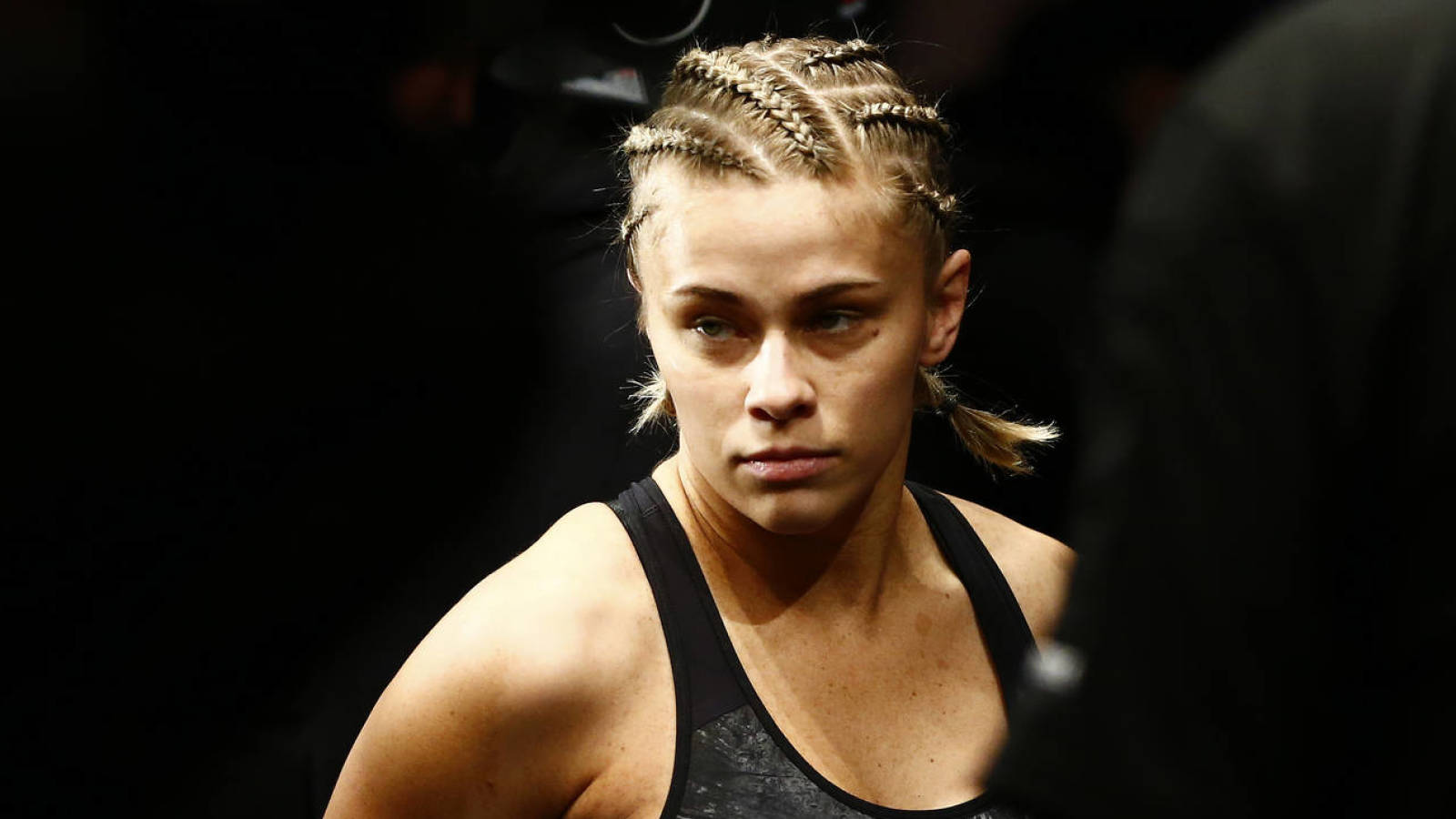 Экс-боец UFC Ванзант показалась в красном купальнике