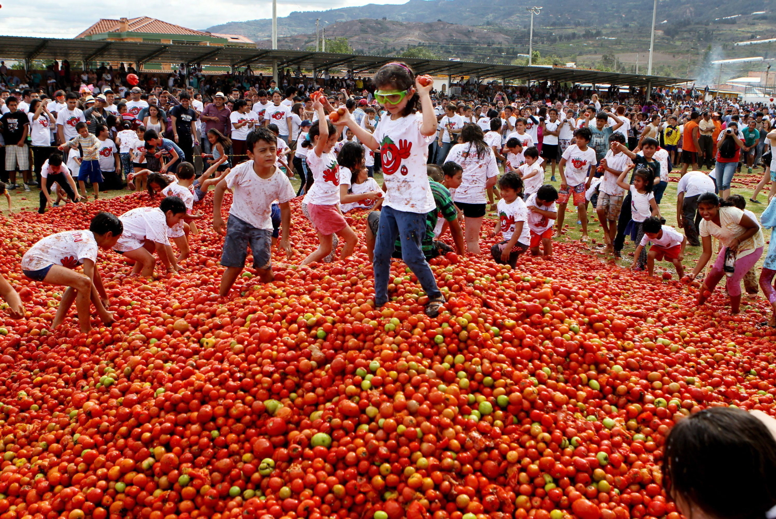 В Испании провели ежегодный фестиваль битвы томатов La Tomatina