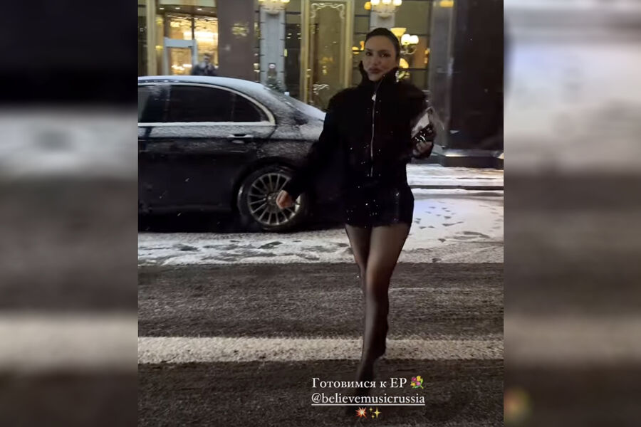 Певица Ольга Серябкина прошлась по улице в блестящих ультракоротких шортах