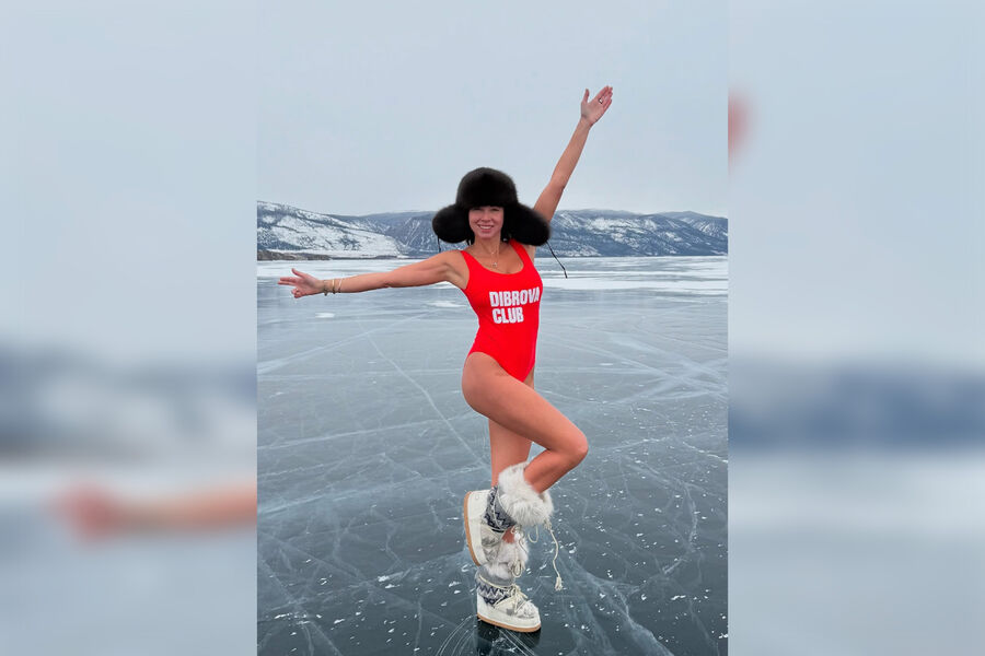 Жена Диброва показала фото со съемки в купальнике и шапке-ушанке на Байкале