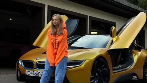 Блогерша Валя Карнавал снялась в рубашке и микрошортах у машины Lamborghini
