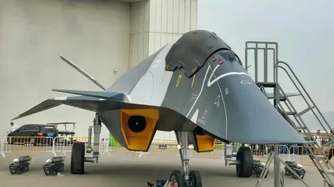 «ИнтеллиНьюз»: в Китае показали истребитель J-36 с лазерными пушками