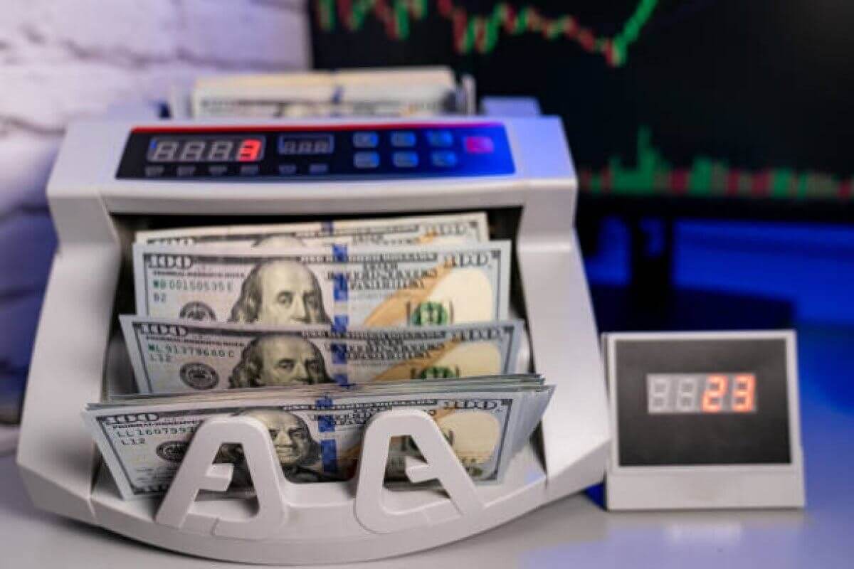 Доллар упал ниже 80 рублей впервые с июня 2024 года