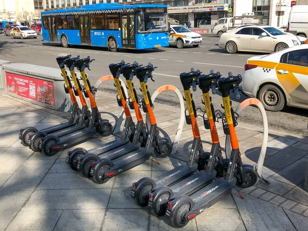 Минтранс предлагает запретить парковку электросамокатов на тротуарах
