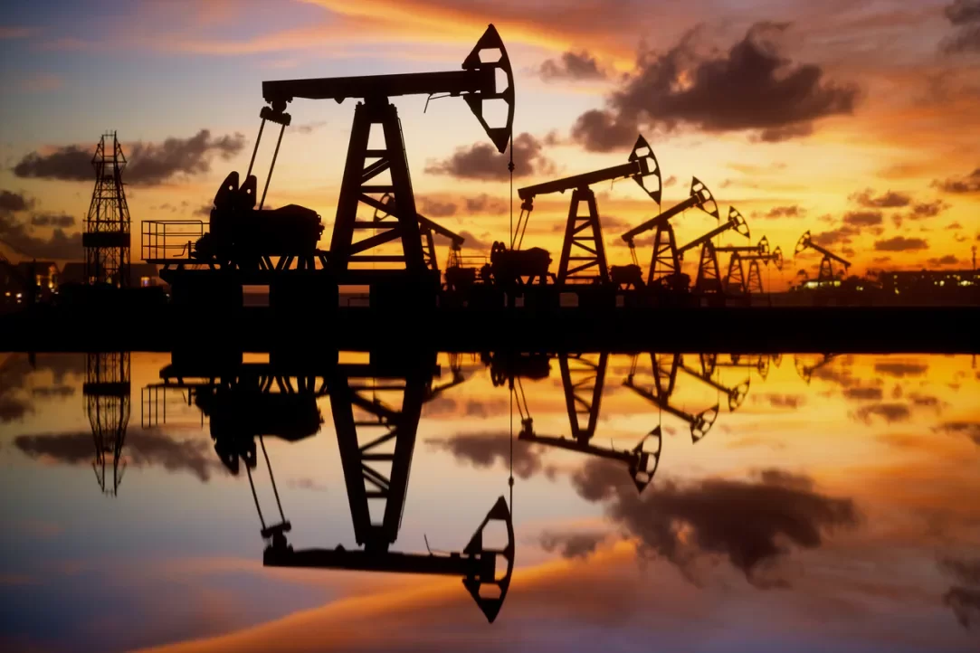 ОПЕК+ заявила о планах нарастить добычу нефти втрое сверх плана в июне