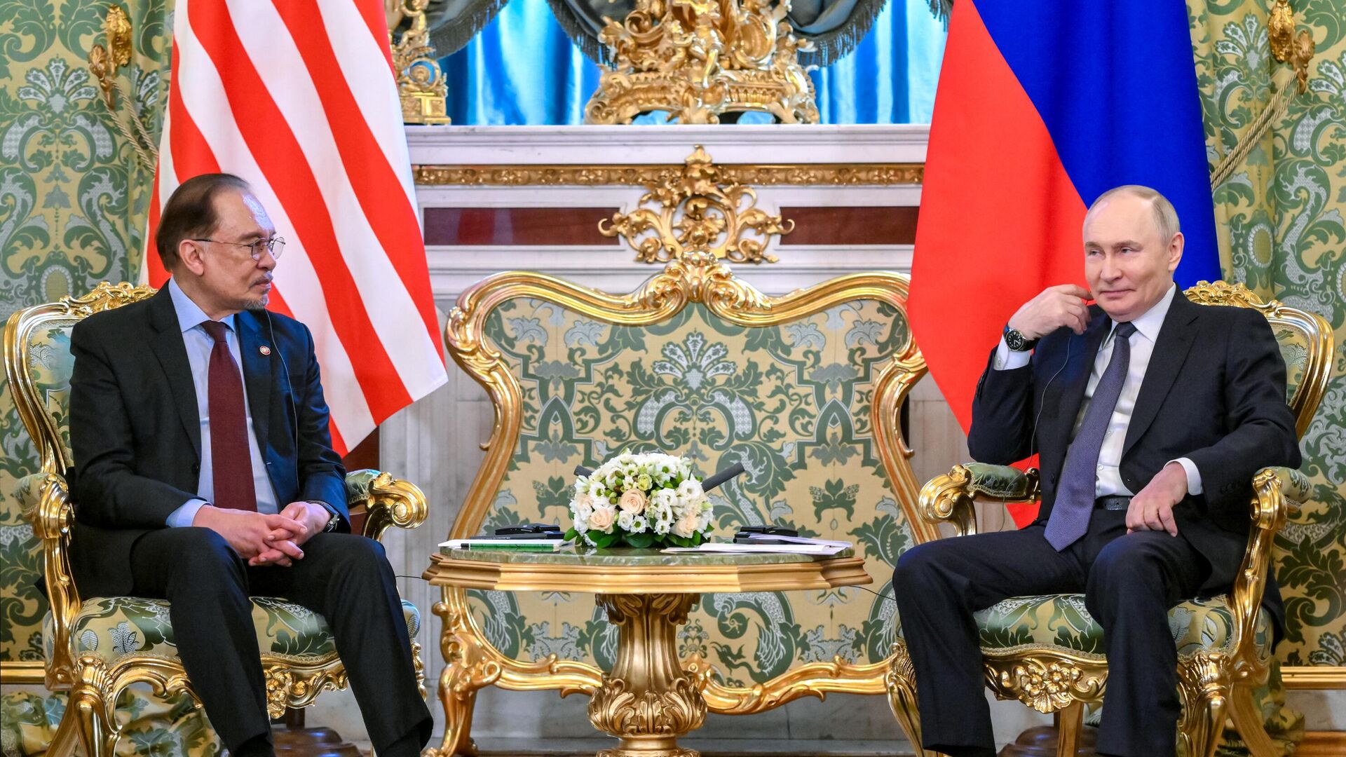 Путин загадал премьеру Малайзии Ибрагиму загадку о трех тронах в Кремле