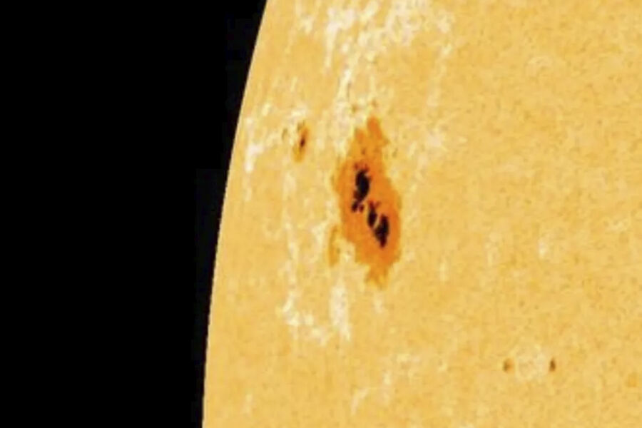 Spaceweather: солнечное пятно AR 14100 сохраняется на звезде почти два месяца