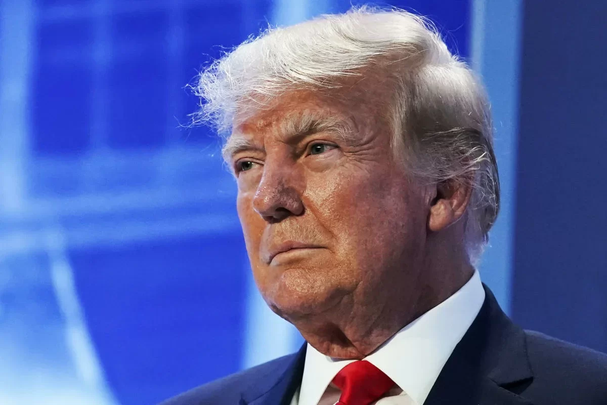 Трамп зарабатывает миллионы долларов с продажи гитар и Библии со своим именем