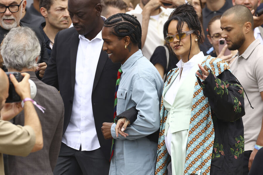 Беременная Рианна в облегающей рубашке посетила показ в A$AP Rocky