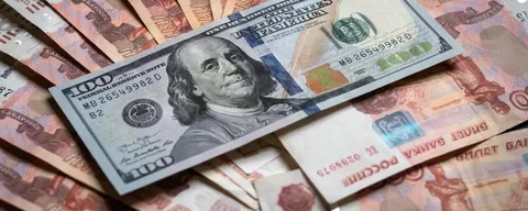 Экономист Балынин: доллар сейчас под огромным давлением, от него проще отказаться