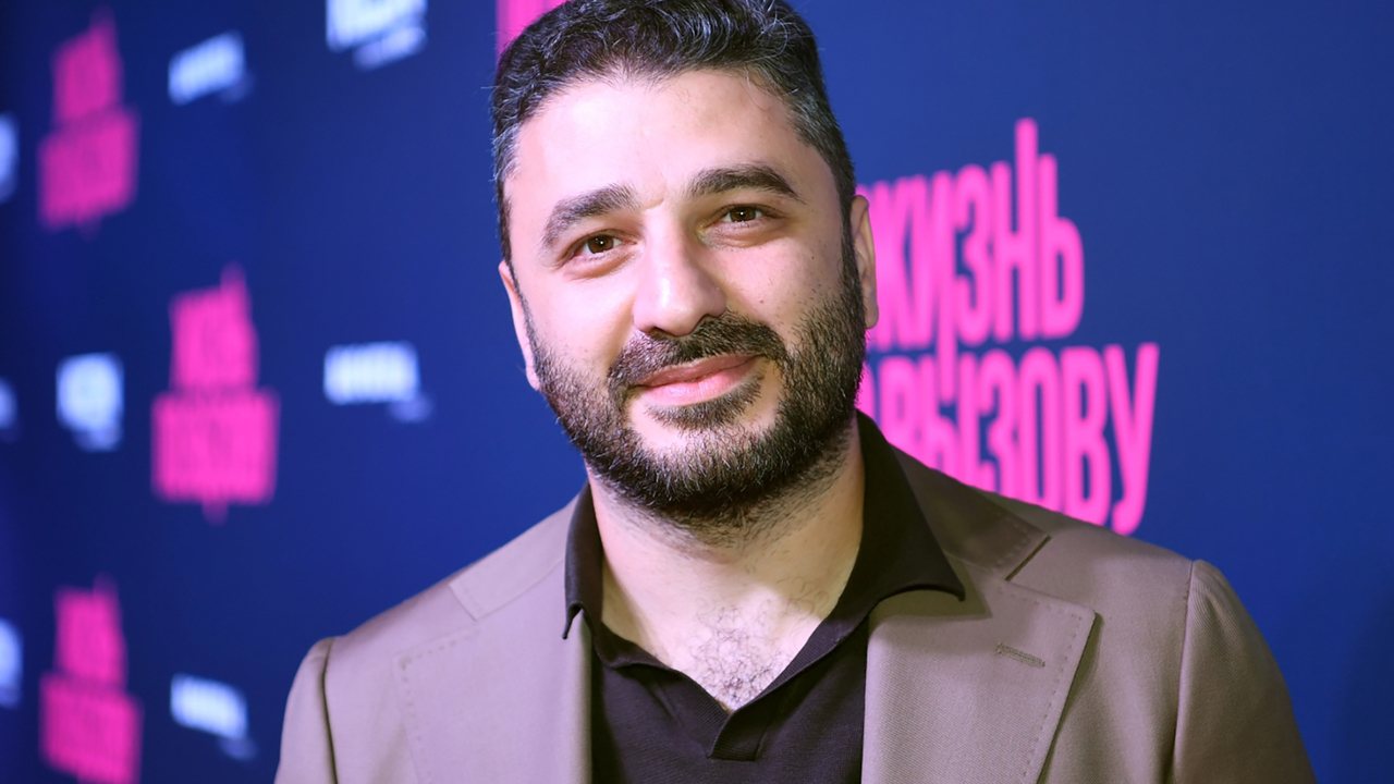 Режиссер Сарик Андреасян крестил дочерей в армянской апостольской церкви