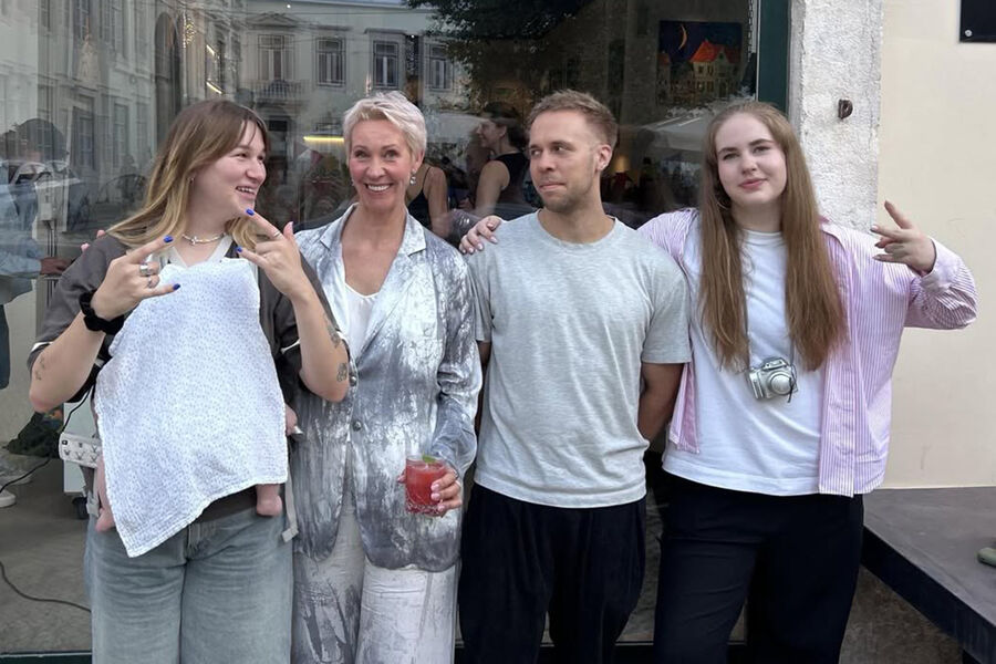 Телеведущая Татьяна Лазарева опубликовала редкое фото со своими тремя детьми