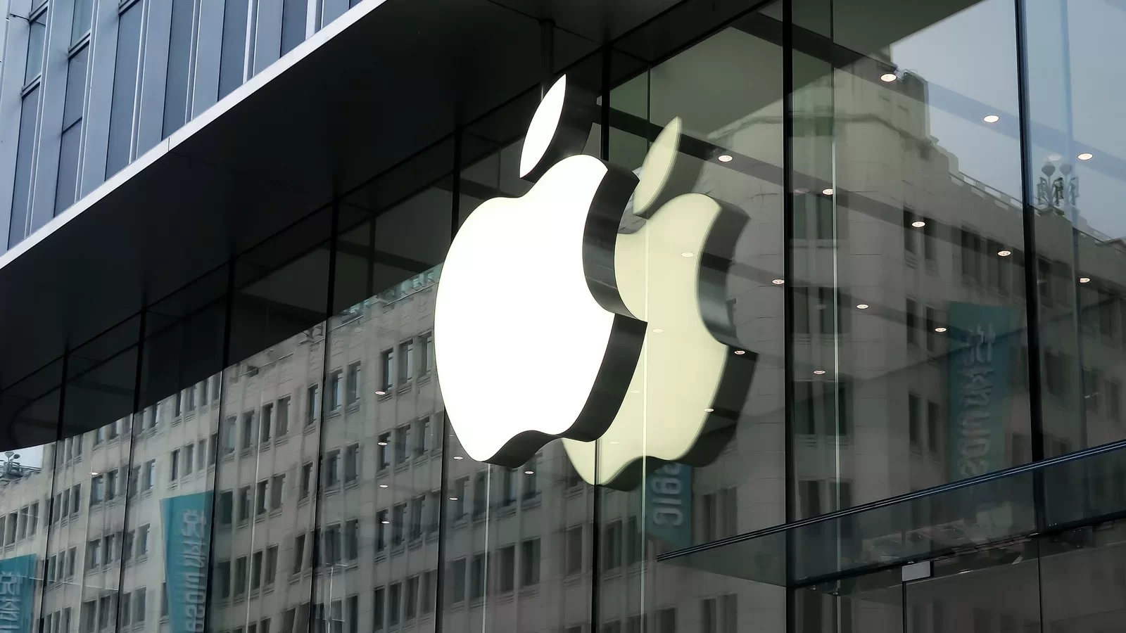 Bloomberg: в начале 2026 года Apple выпустит iPhone 17e и еще шесть новинок