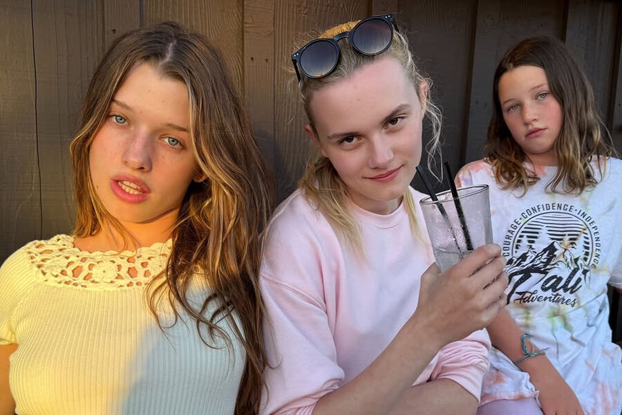 Актриса Милла Йовович опубликовала редкие фото с дочерьми