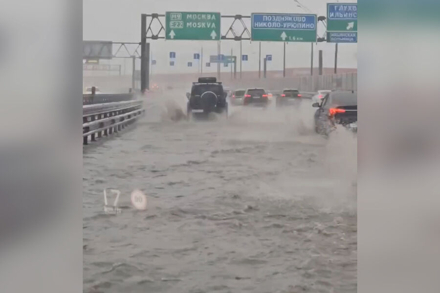 На видео сняли обстановку на затопленном МКАД после ливня в Москве