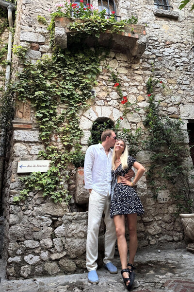 Актер Андрей Бурковский делится отпуском в Европе с женой и детьми