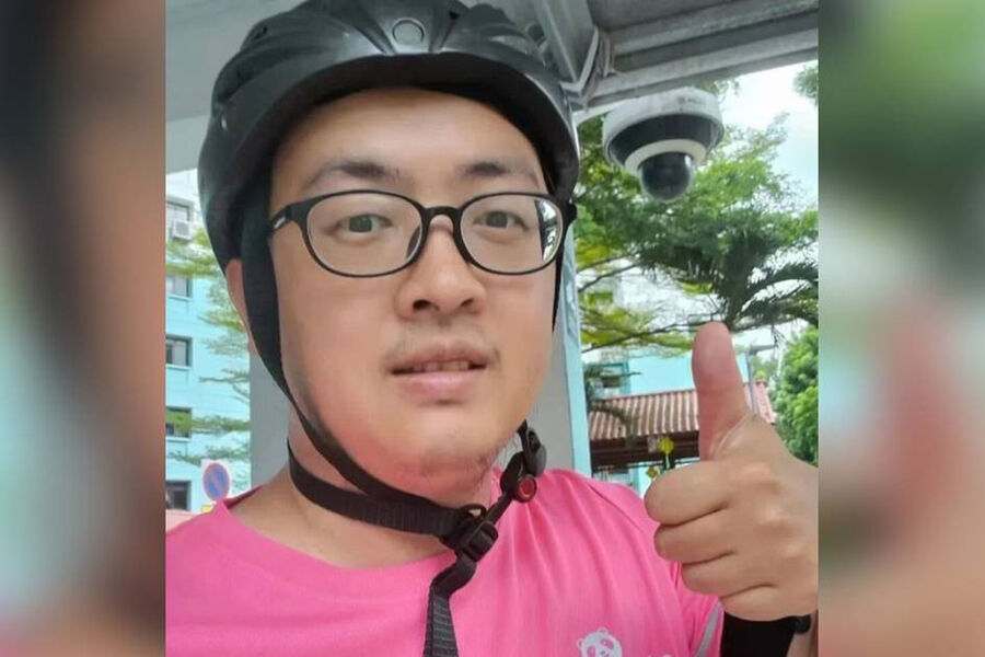 В Китае мужчина с докторской степенью не смог найти работу и стал курьером