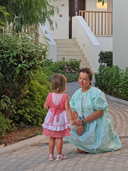 Актриса Медведева рассказала, что трехлетняя дочь носит ее платье из детства