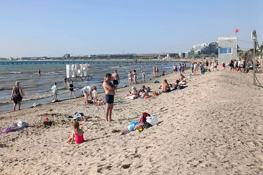 В АТОР показали чистые пляжи и купающихся туристов в Анапе