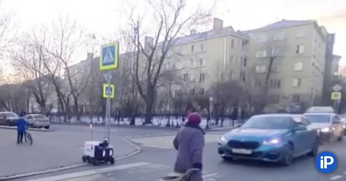 В Москве на видео попало, как женщина помогла роботу перейти дорогу
