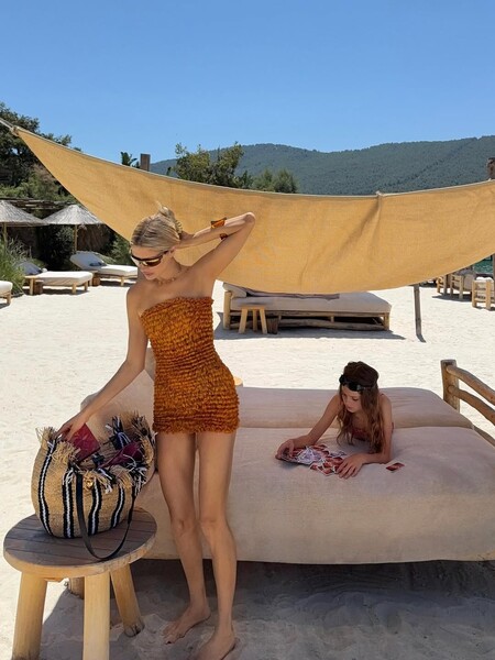 Модель Елена Перминова опубликовала фото в крошечном пушистом платье