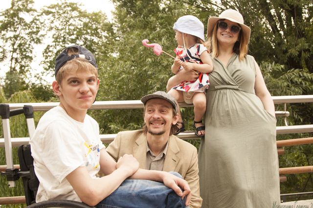 Актер Евгений Кулаков снял на видео катание своей дочери-фигуристки