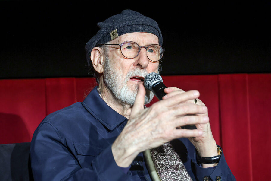 Актер Кромвелл перестал есть мясо после съемок в фильме о поросенке Бэйбе