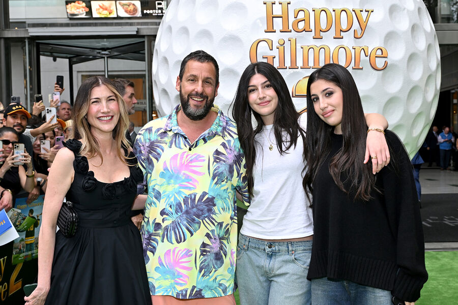 Актер Сэндлер вышел на публику с дочерьми-подростками