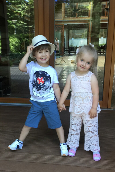 Максим Галкин поделился трогательным снимком детей на фоне ярких воспоминаний