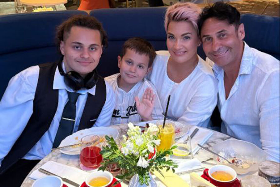 Жена певца Костюшкина показала редкое фото с мужем и повзрослевшими сыновьями