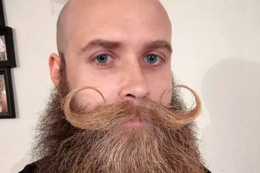 Переживший травлю из-за волос на лице британец выиграл чемпионат мира по бороде