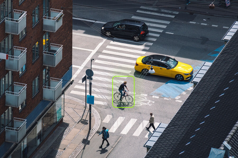 ИИ NtechLab научился выявлять нарушения ПДД велокурьеров в России